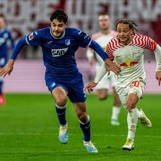 Leipzigs Xavi Simons gegen Hoffenheims Ozan Kabak.