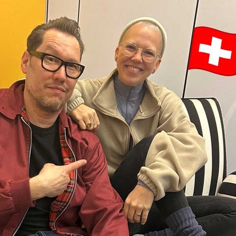 Musik Klub Schweiz mit Stefanie Heinzmann und Jochen Stöckle auf einem gestreiften Sofa im SWR1 Radio Studio (Foto: SWR)