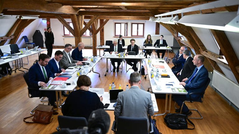 "Bildungsgipfel" in Bebenhausen - Regierung und Opposition sitzen an einem Tisch (Foto: dpa Bildfunk, picture alliance/dpa | Bernd Weißbrod)