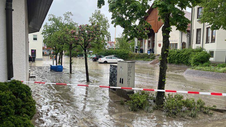 Eine überschwemmte Straße nach einem Unwetter in Bisingen (Zollernalbkreis) (Foto: SWR)