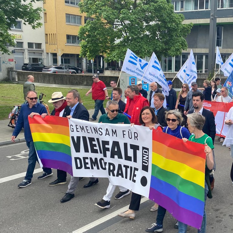 Zahlreiche Parteivertreter waren bei der Maikundgebung und dem Demonstrationszug durch Ulm dabei. Ganz vorne dran: Das "Bündnis für Vielfalt und Demokratie Ulm". 