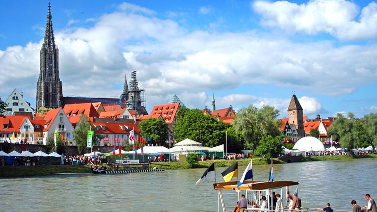 Blick auf das Donaufest am Ulmer Ufer mit Münster