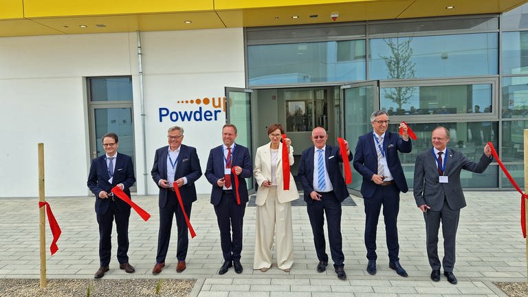 Das ZSW (Zentrum für Sonnenenergie- und Wasserstoff-Forschung) stellt am Donnerstag in Ulm eine neue Anlage für Kathodenmaterialien von Lithium-Ionen-Batterien vor.